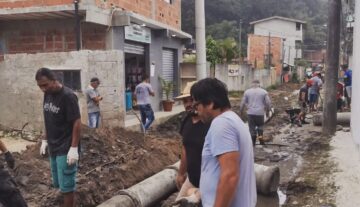 Moradores em mutirão para melhorar o saneamento no bairro Piavú em Cambury. Além do Piavú, mais 4 comunidades da Bacia do Rio Cambury fazem parte do projeto Comunidade Amiga do rio